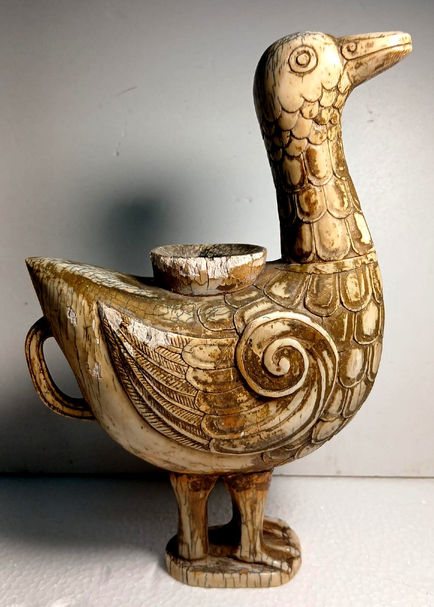 Un canard nettoyeur de pinceaux en ivoire sculpté, datant de la dynastie Song. -photo-3