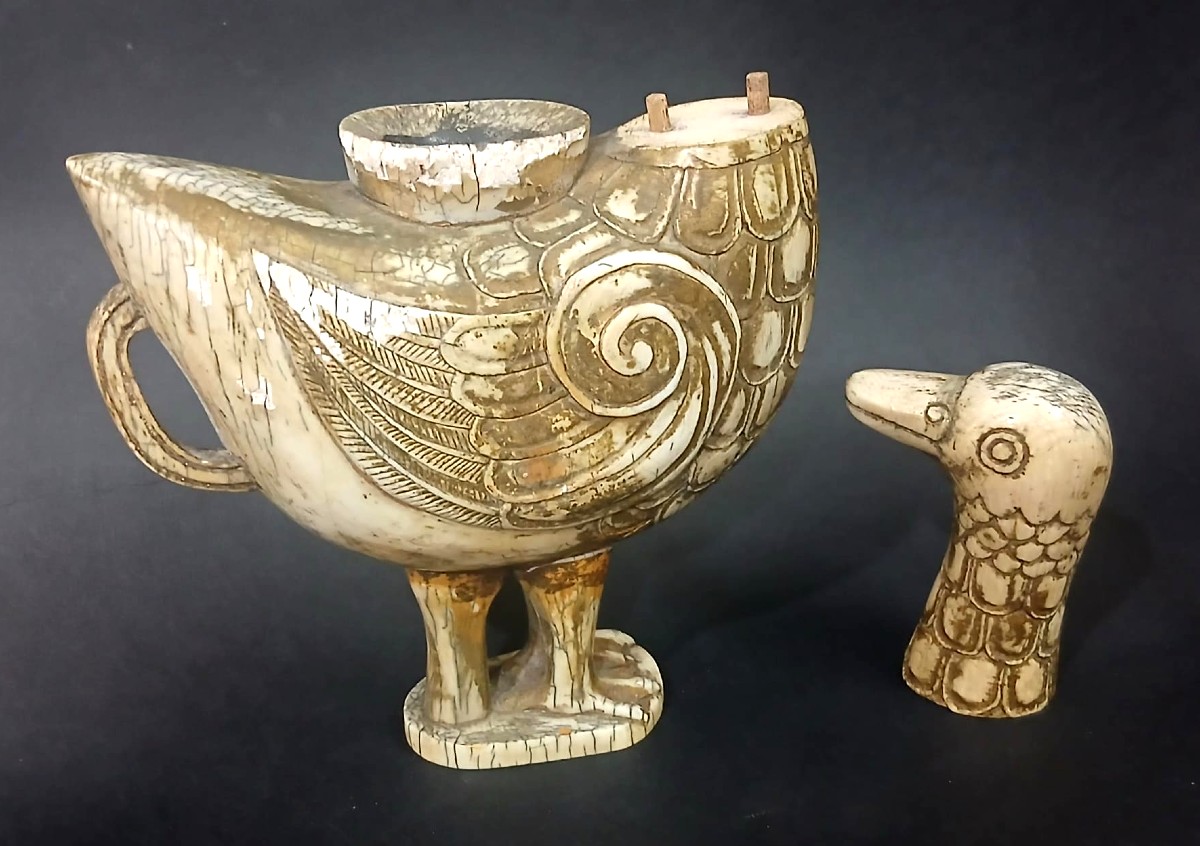 Un canard nettoyeur de pinceaux en ivoire sculpté, datant de la dynastie Song. 