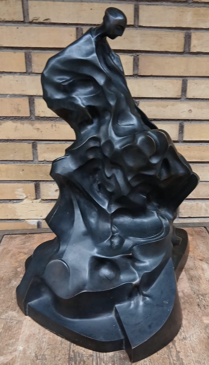 Umberto Boccioni 'L'Uomo Futurista' una scultura  invisibile.Bronzo a cera persa cm 58x45.-photo-2