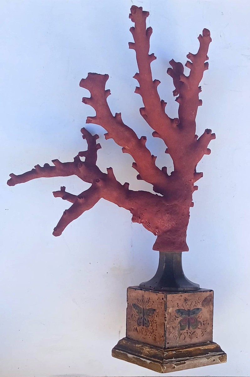 Grande ramo di corallo naturale bianco dipinto in rosso su base decorata a farfalle