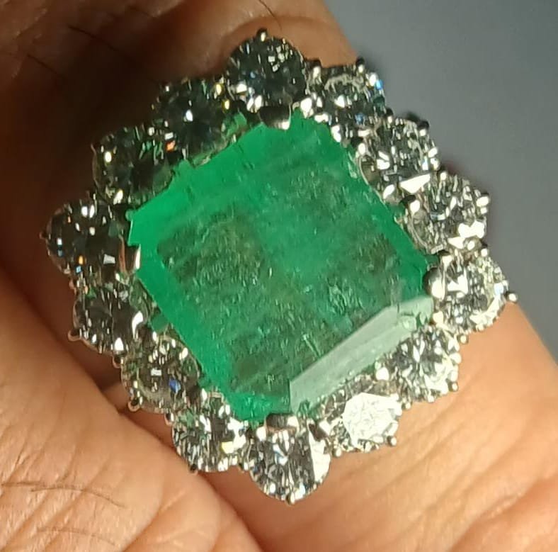 Anello con smeraldo naturale di carati 4 e brillanti bianchi di carati 2,00 circa in oro 18 kt.-photo-2