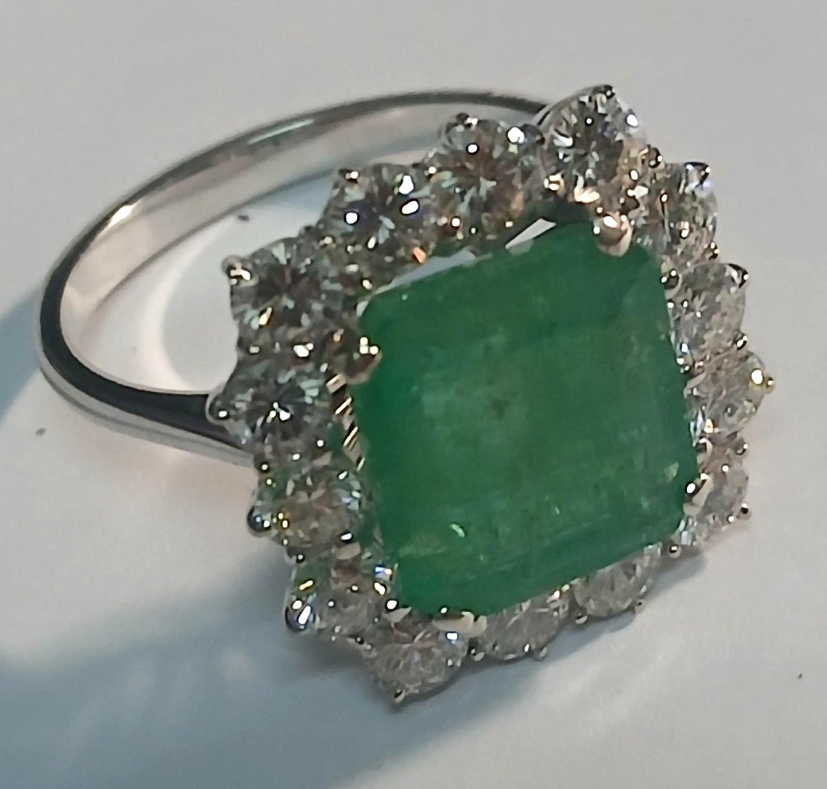 Anello con smeraldo naturale di carati 4 e brillanti bianchi di carati 2,00 circa in oro 18 kt.-photo-3