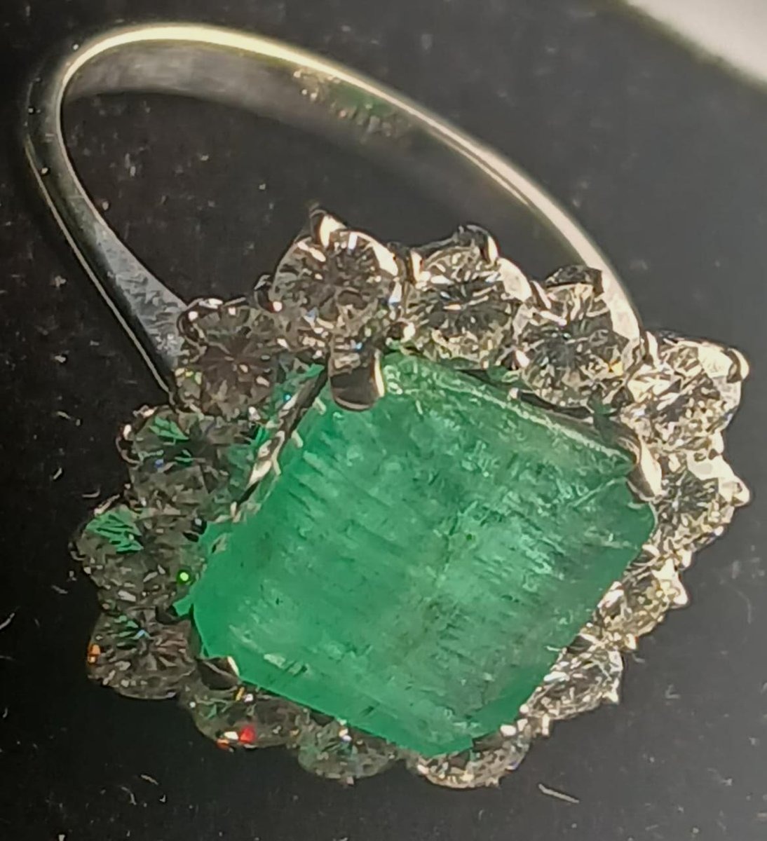 Anello con smeraldo naturale di carati 4 e brillanti bianchi di carati 2,00 circa in oro 18 kt.-photo-4