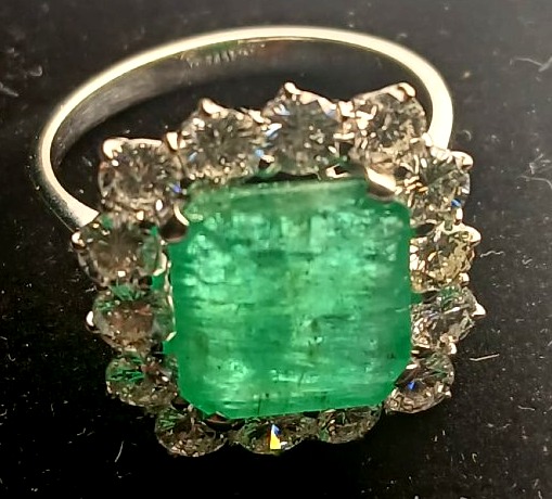 Anello con smeraldo naturale di carati 4 e brillanti bianchi di carati 2,00 circa in oro 18 kt.