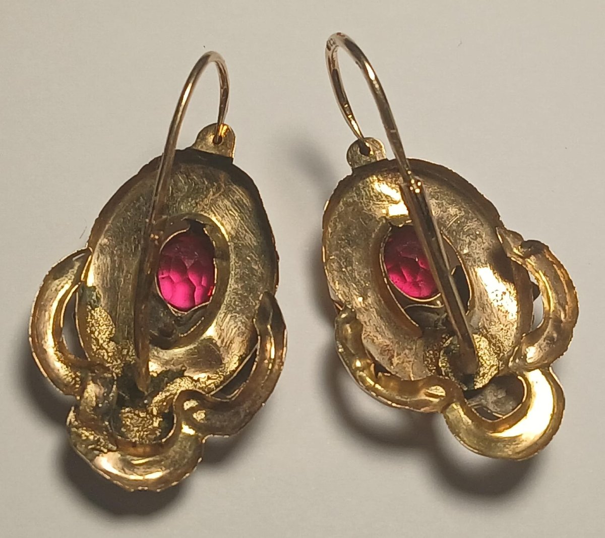 Orecchini borbonici in oro 12 kt. con  foglie finemente cesellate e granati centrali.  -photo-4