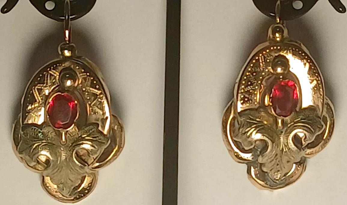 Orecchini borbonici in oro 12 kt. con  foglie finemente cesellate e granati centrali.  -photo-2