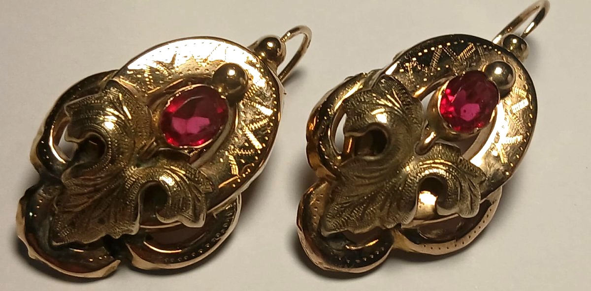 Orecchini borbonici in oro 12 kt. con  foglie finemente cesellate e granati centrali.  