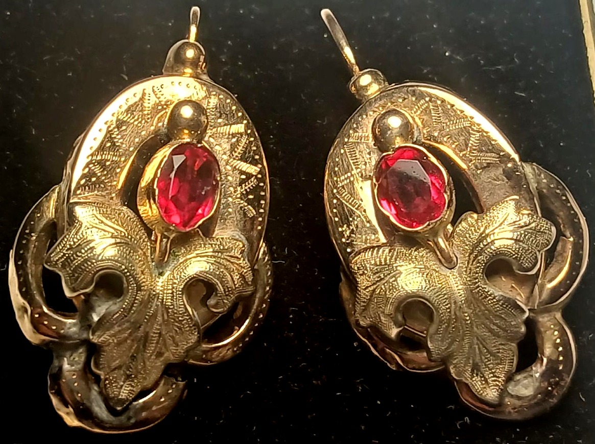 Orecchini borbonici in oro 12 kt. con  foglie finemente cesellate e granati centrali.  