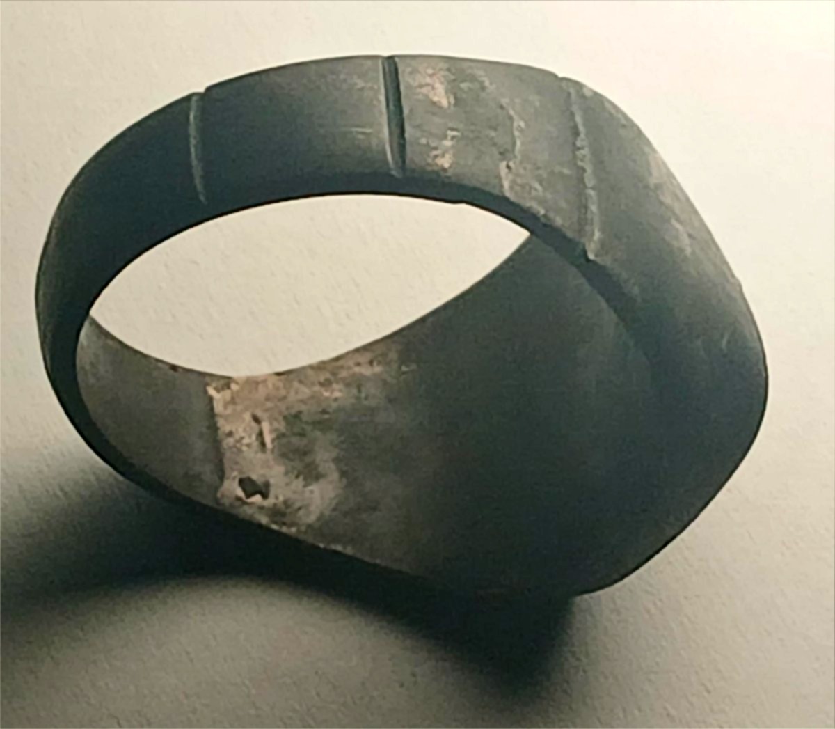Anello Templare in argento, con croce patente entro scudo da guerra. Sec.XII-XIII-photo-1