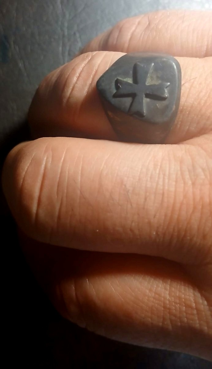 Anello Templare in argento, con croce patente entro scudo da guerra. Sec.XII-XIII