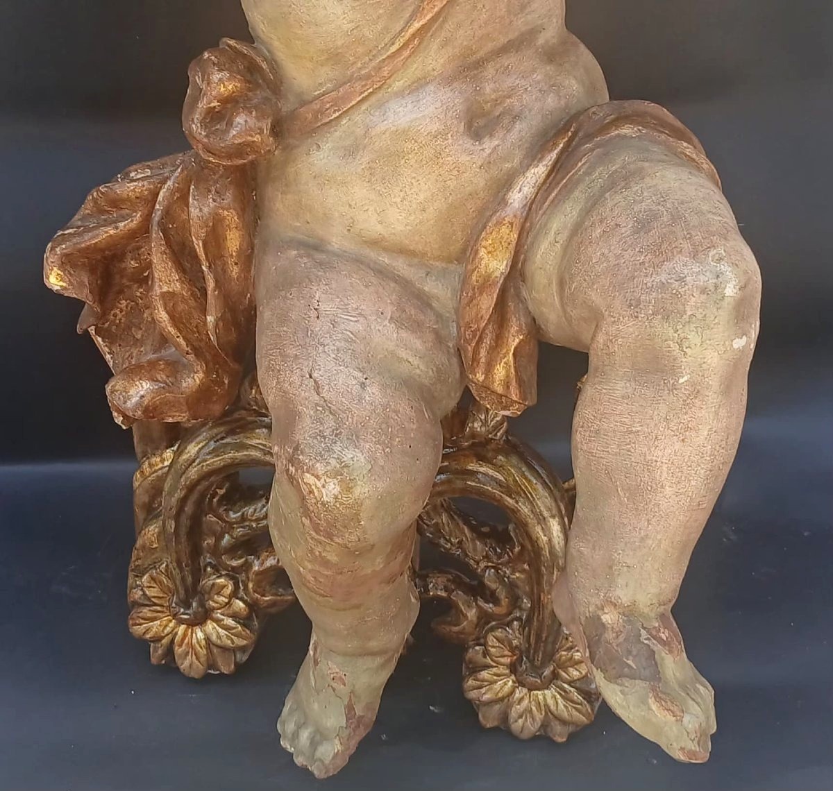 Putto ligneo laccato e dorato. Genova  XVII secolo , cm 66 su basamento dorato Luigi XVI.-photo-4