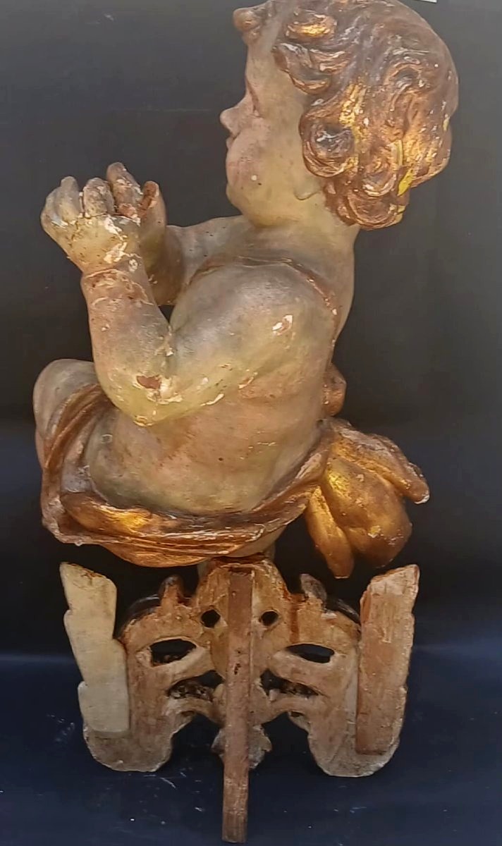 Putto ligneo laccato e dorato. Genova  XVII secolo , cm 66 su basamento dorato Luigi XVI.-photo-1