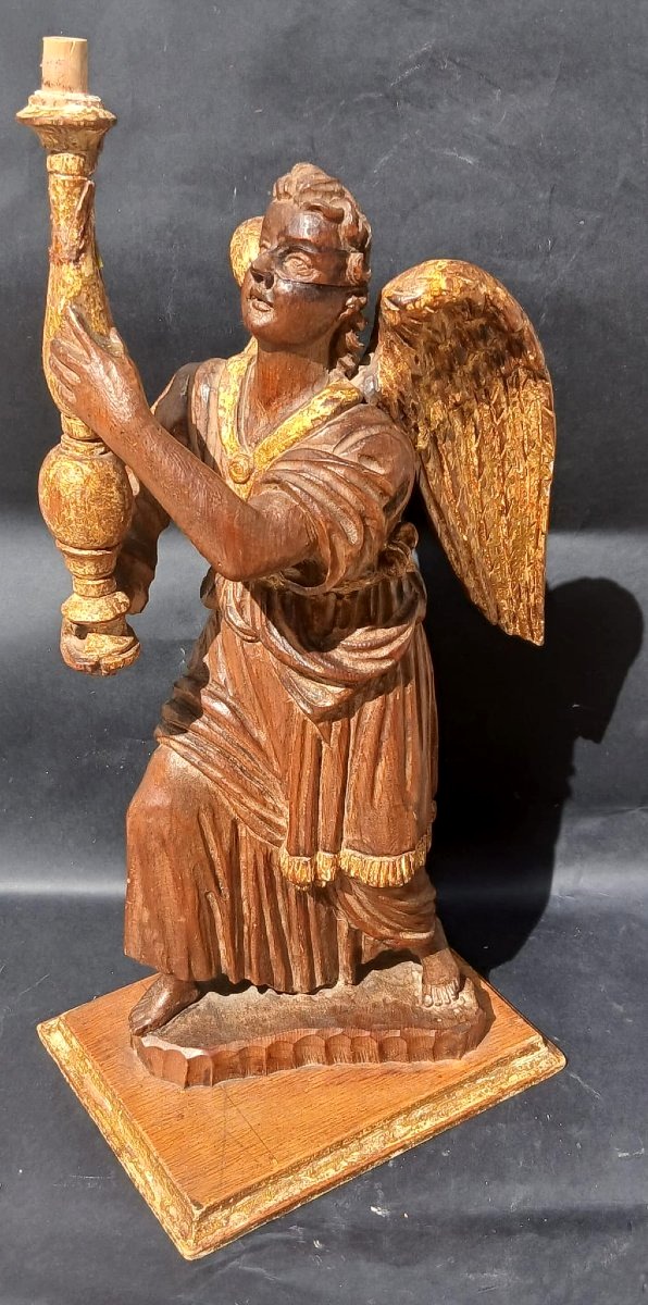 Candeliere in noce scolpito e dorato. Raffinata scultura veneziana degli inizi del XVII secolo
