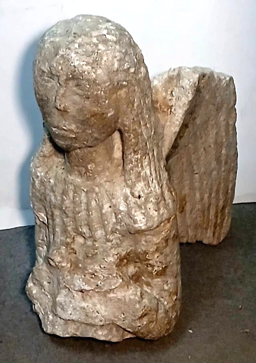 Angelo Romanico  orante, in pietra . Una scultura databile tra il X ed il XII secolo.