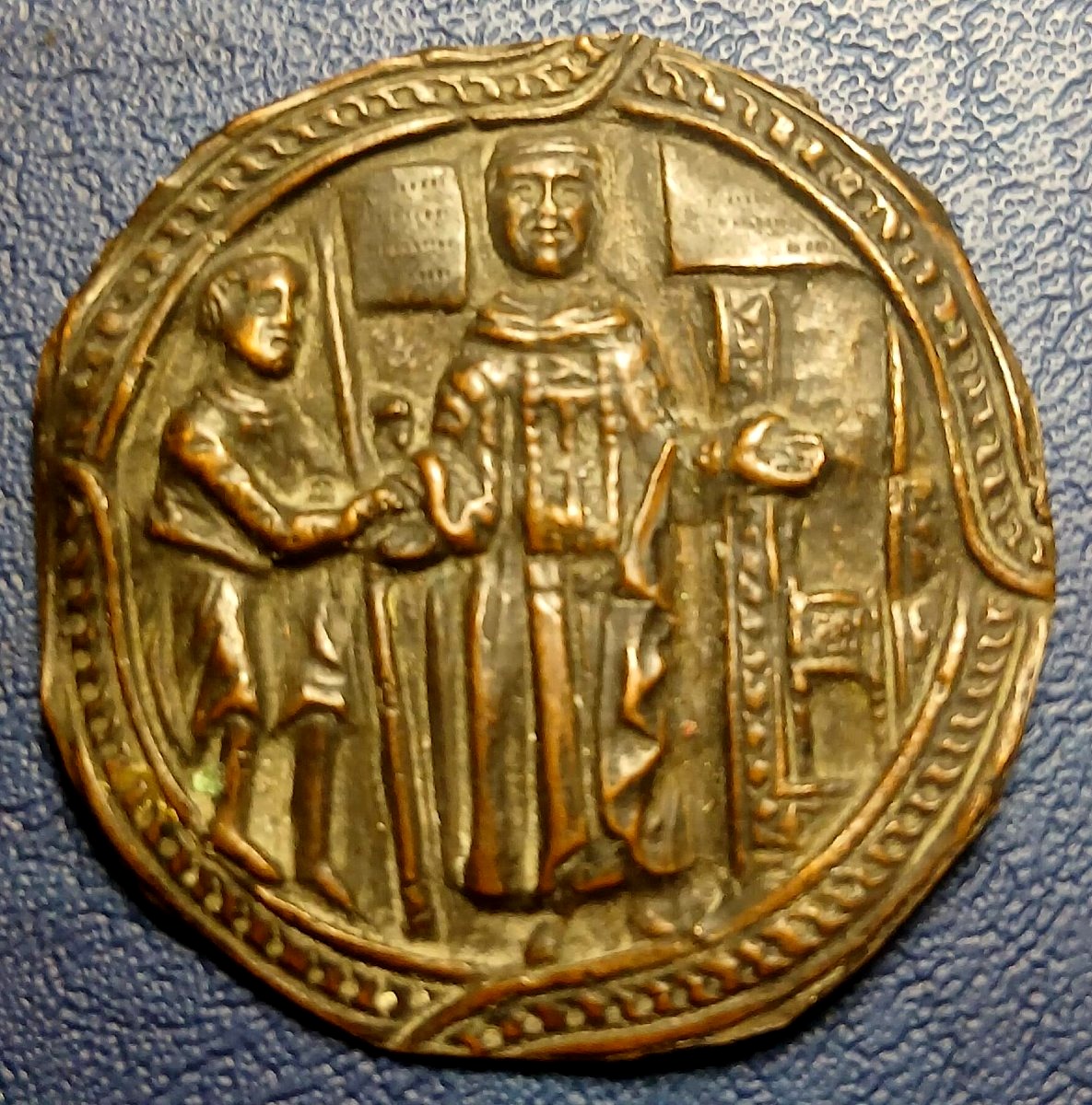 Luigi IX il Re Santo e la Misericordia. Tre placche in rame sbalzato  databili tra 1260-70-photo-3