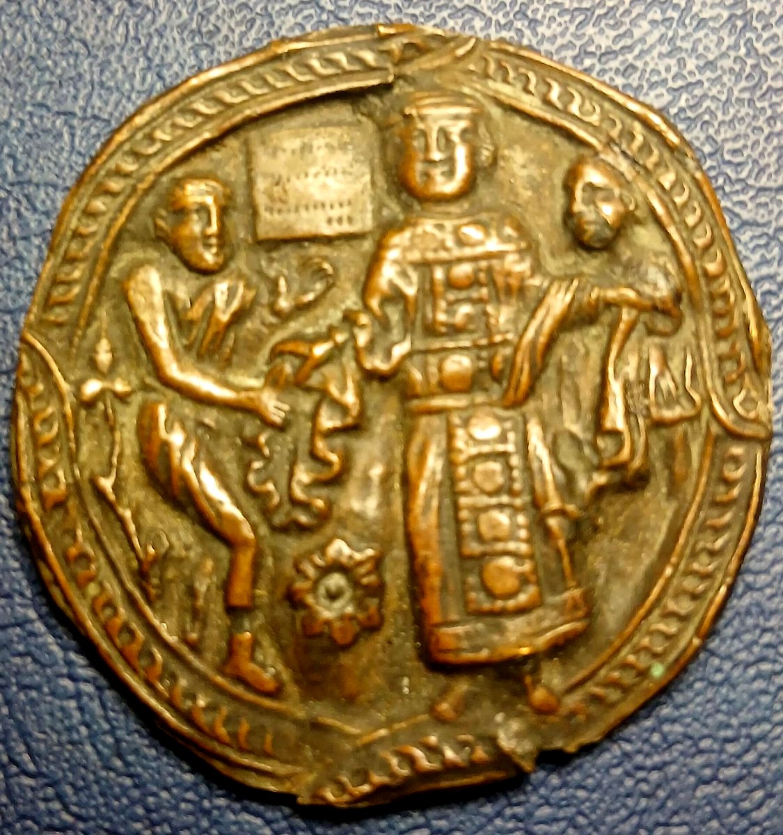 Luigi IX il Re Santo e la Misericordia. Tre placche in rame sbalzato  databili tra 1260-70-photo-2