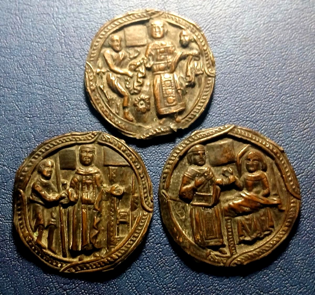 Luigi IX il Re Santo e la Misericordia. Tre placche in rame sbalzato  databili tra 1260-70