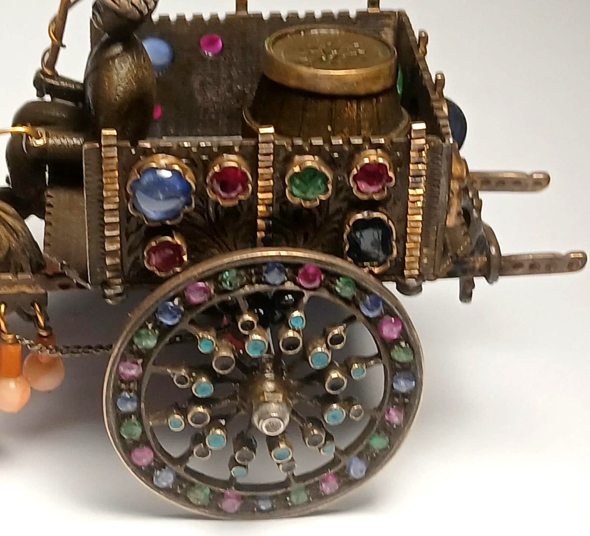 Prezioso 'Carretto Siciliano' in argento e oro, con smeraldi rubini e zaffiri, coralli e perle -photo-4
