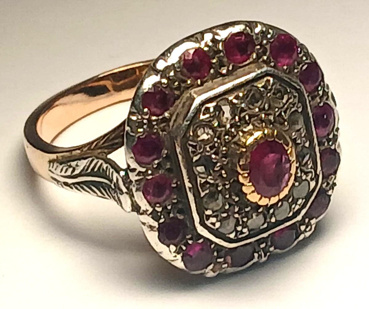  Anello in oro e coppella con rubino centrale e contorno di rubini e rose di diamante. Sicilia -photo-3