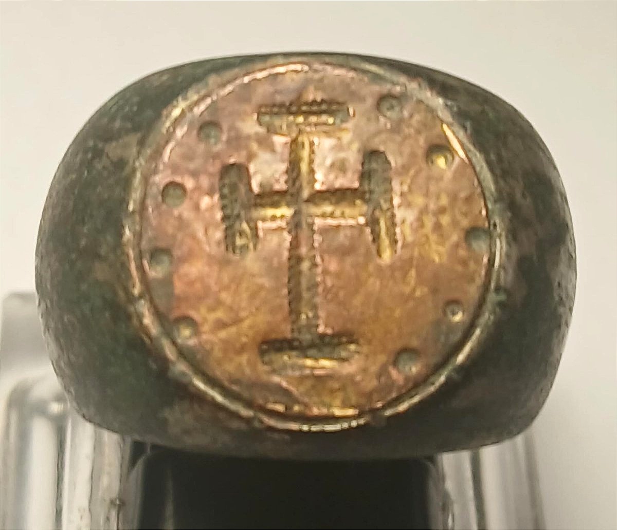 Anello Templare da mignolo in argento con sigillo a croce circondata da sferette. Sec XIII