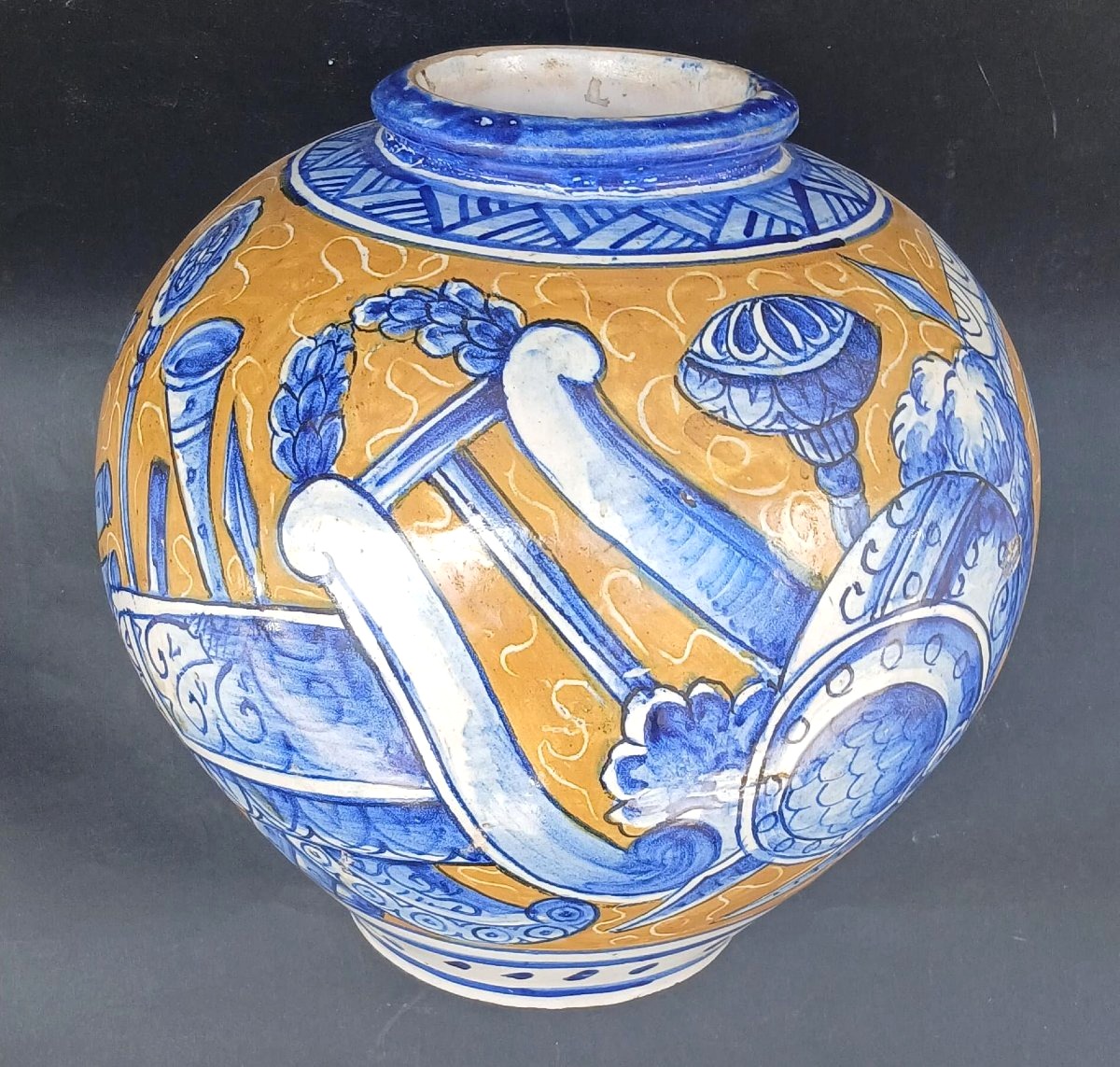 Boccia Veneziana in maiolica decorata a trofei. Prima metà sec XIX.-photo-2