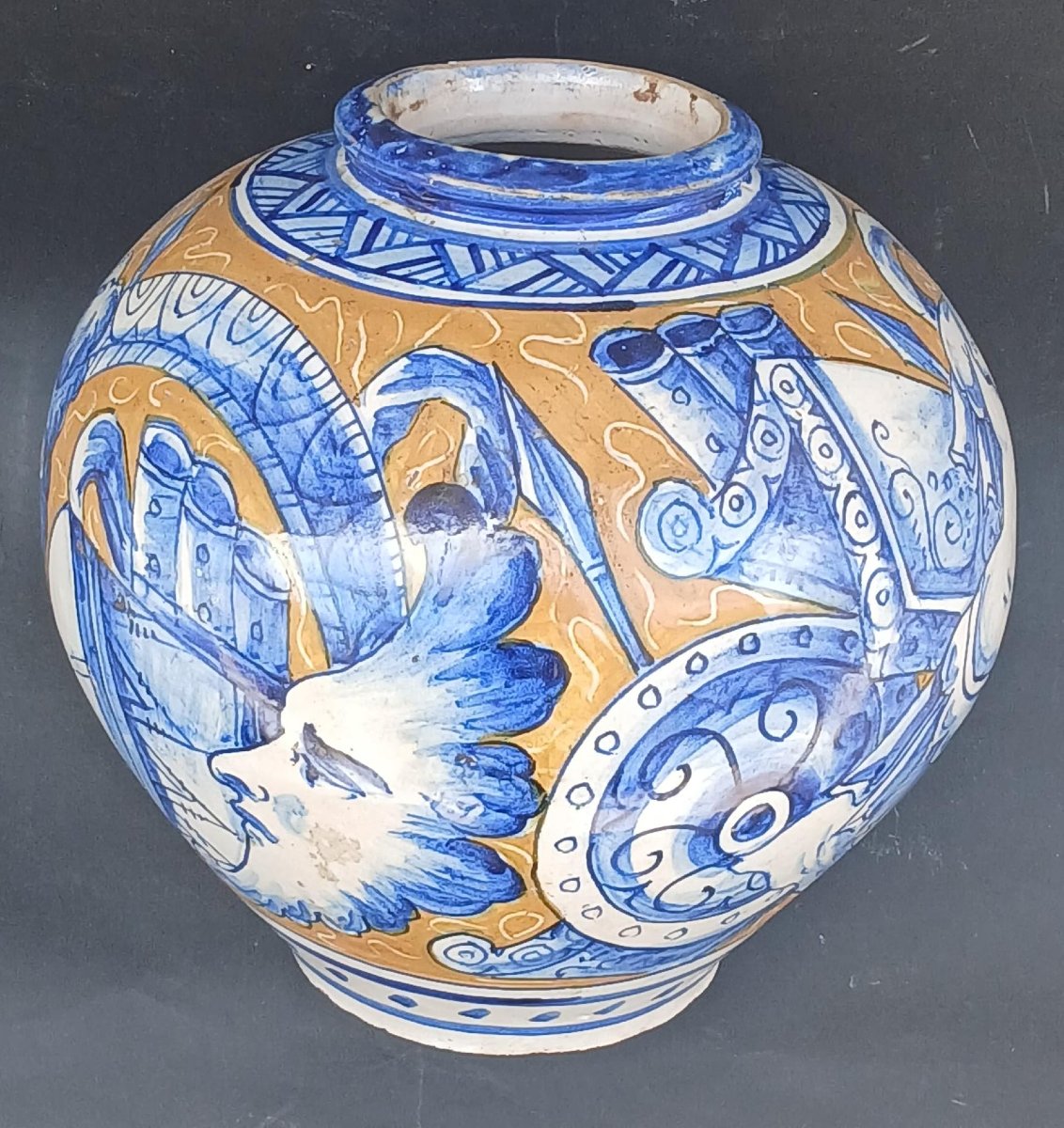 Boccia Veneziana in maiolica decorata a trofei. Prima metà sec XIX.-photo-3