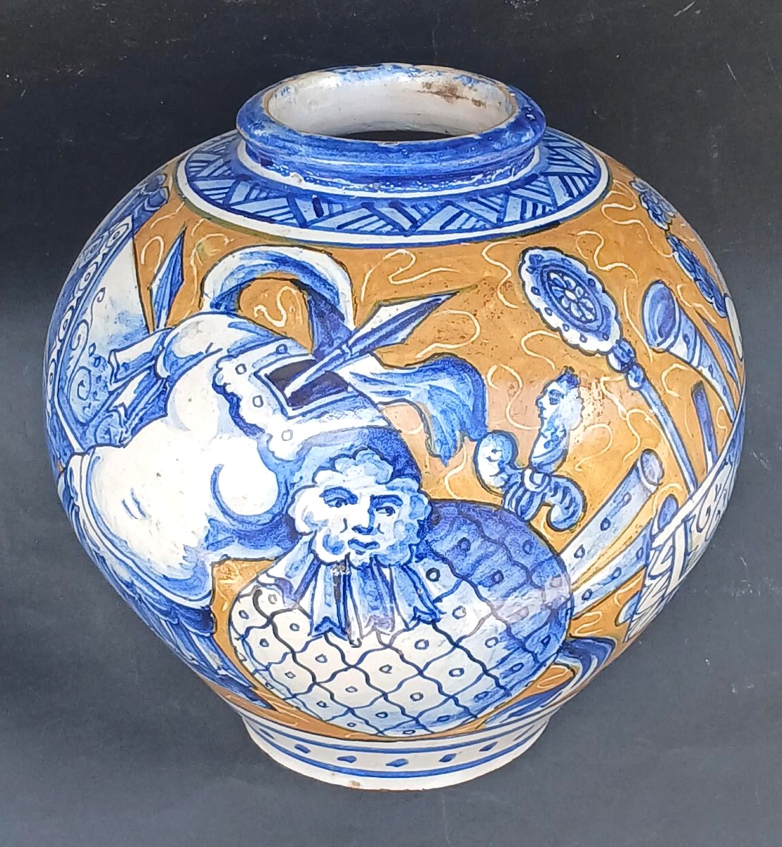 Boccia Veneziana in maiolica decorata a trofei. Prima metà sec XIX.
