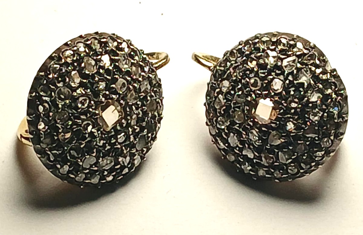 Orecchini  in oro e coppella con rose di brillante e brillanti a tavoletta. Sicilia 1920 circa.