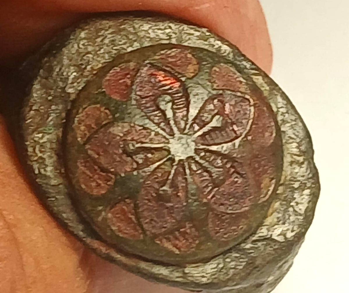'Il Pentacolo Magico' Anello Templare esoterico in bronzo con tracce d'oro e smalto rosso. 
