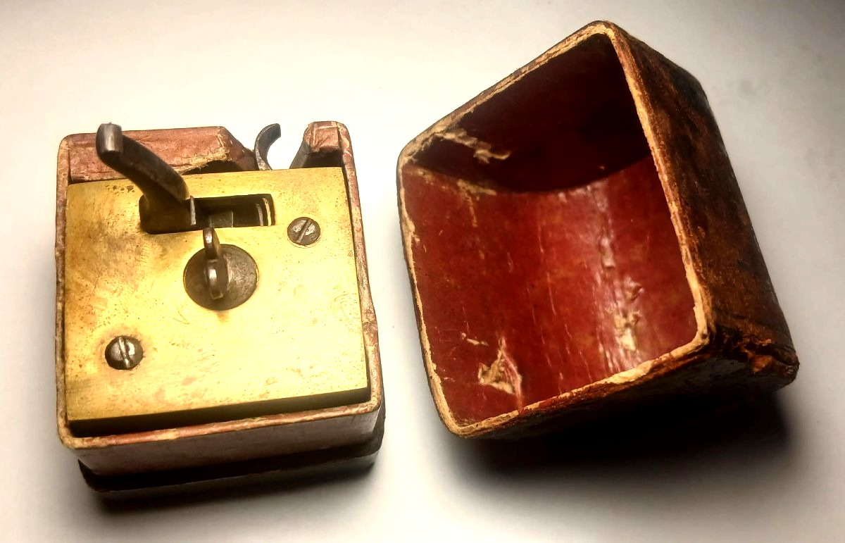 Antico salassatore a molla, con grilletto a scatto epoca Luigi XVI - Funzionante-