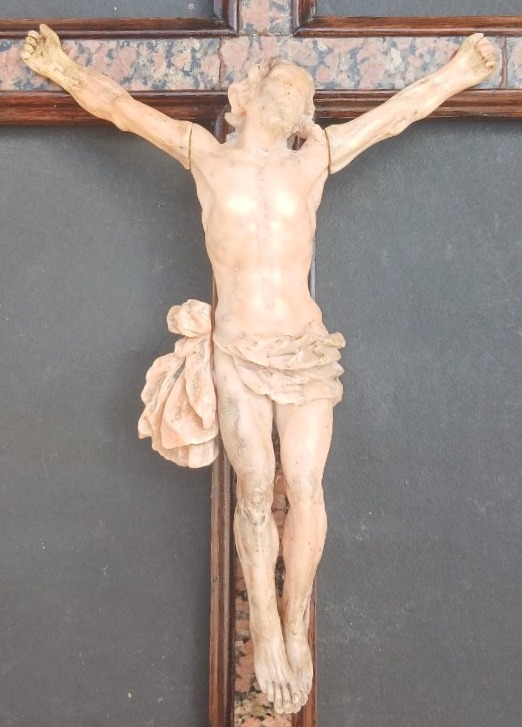 Andrea Tipa e bottega. Crocifisso trapanese in pietra 'incarnata'  del XVIII secolo.