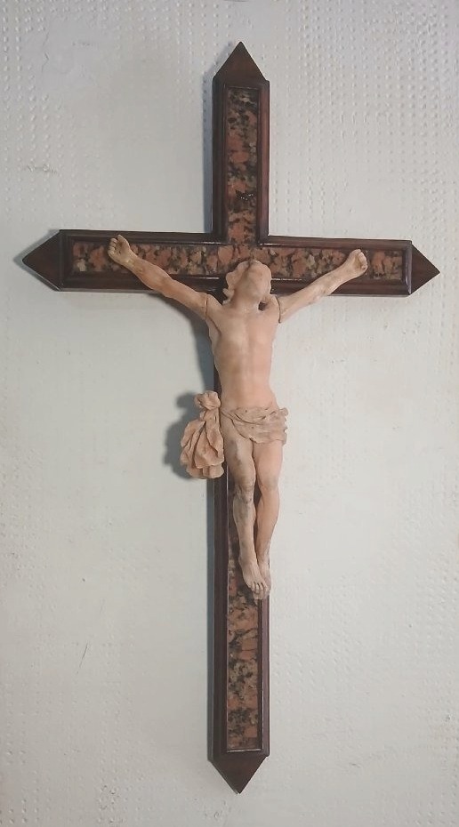 Andrea Tipa e bottega. Crocifisso trapanese in pietra 'incarnata'  del XVIII secolo.