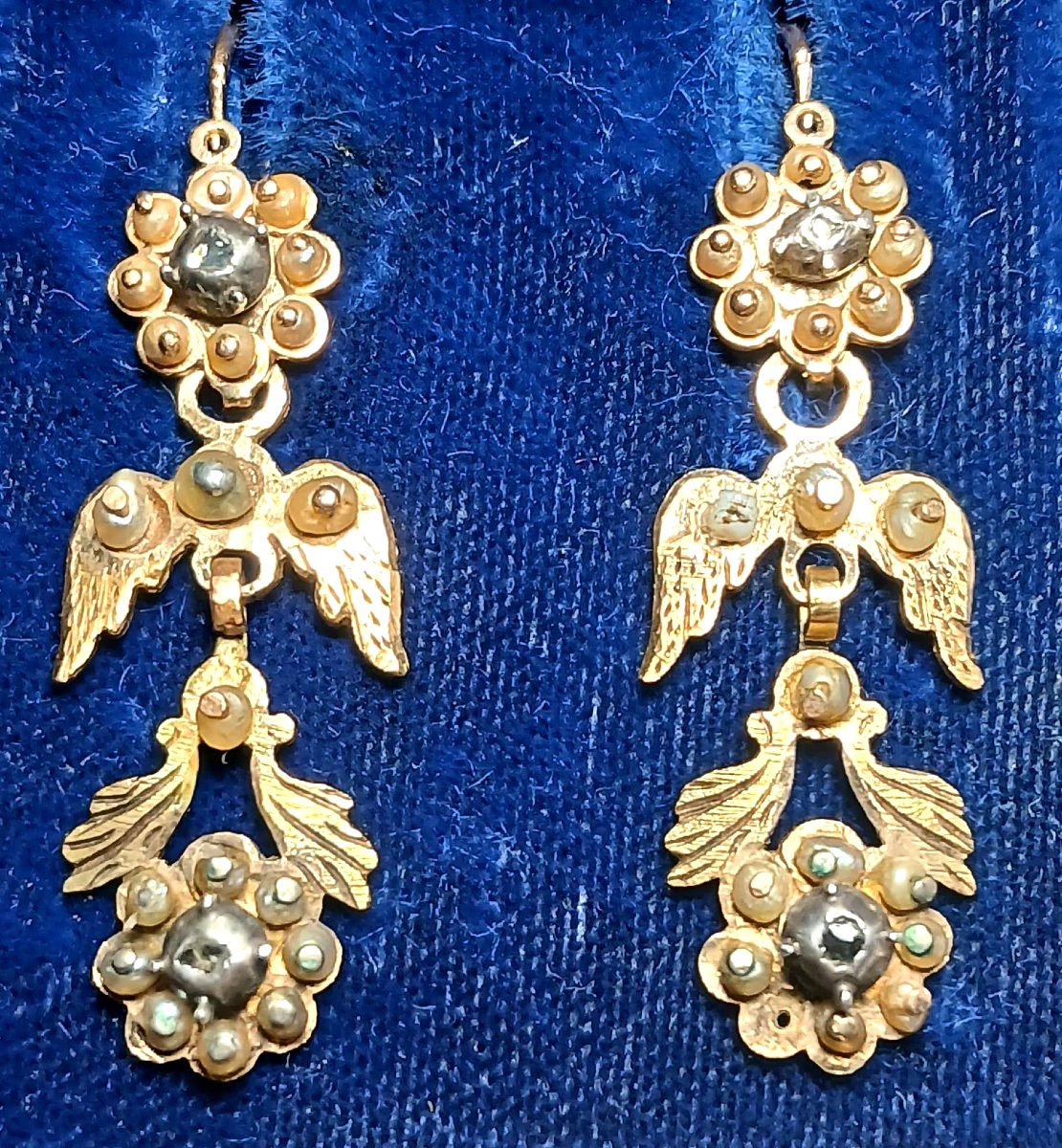 Orecchini siciliani in oro, perle e diamanti. Tipologia a tre corpi del XVIII secolo. Punzoni-