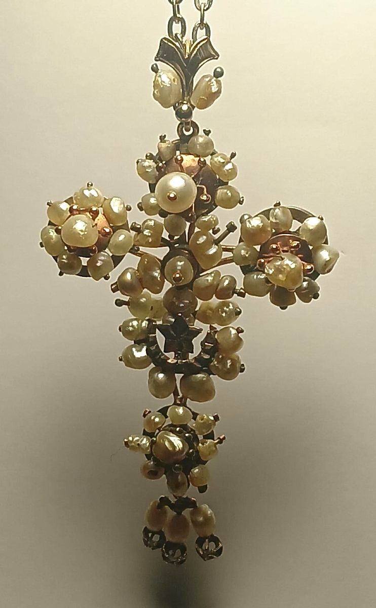  "Battipetto" barocco a forma di croce, del Regno delle Due Sicilie, in oro perle e diamantini.-photo-2