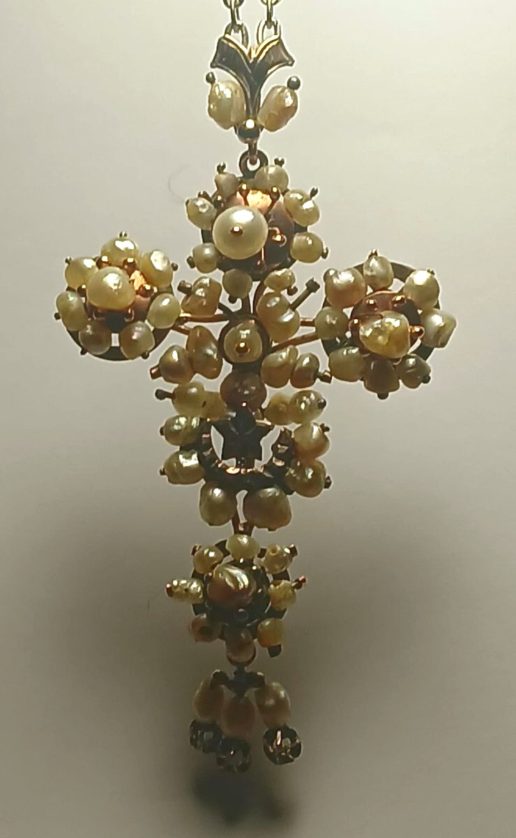  "Battipetto" barocco a forma di croce, del Regno delle Due Sicilie, in oro perle e diamantini.-photo-1