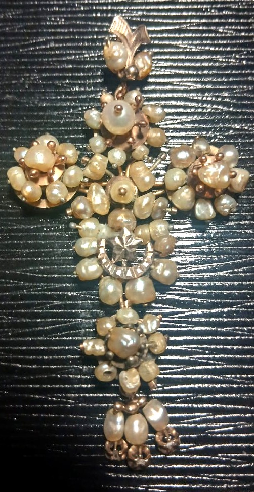  "Battipetto" barocco a forma di croce, del Regno delle Due Sicilie, in oro perle e diamantini.