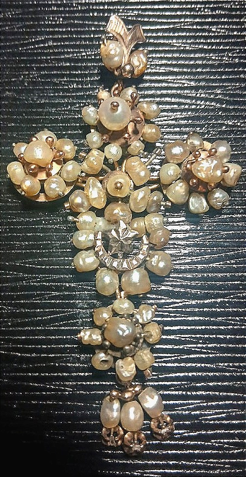  "Battipetto" barocco a forma di croce, del Regno delle Due Sicilie, in oro perle e diamantini.