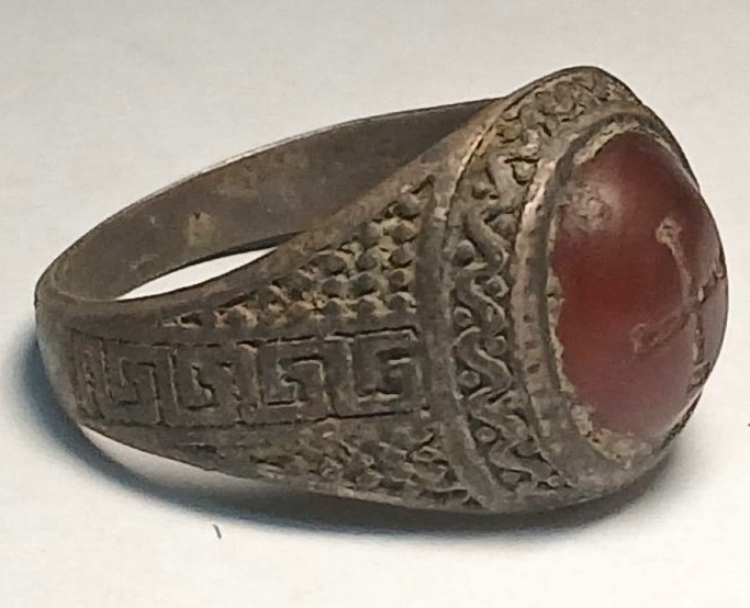 Anello Templare in argento con la croce incisa su corniola. Lo scafo inciso a motivi esoterici.-photo-2