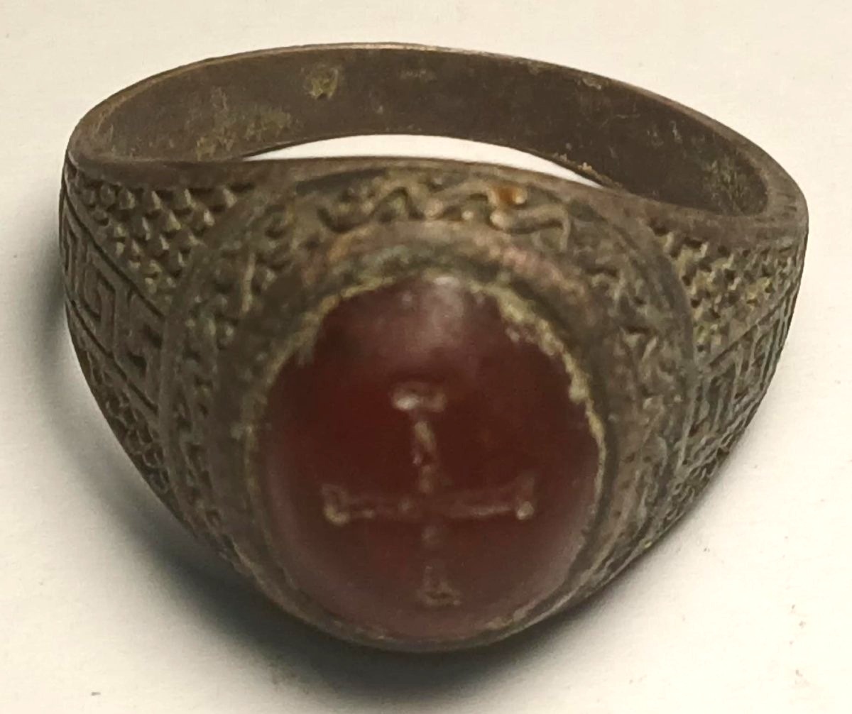 Anello Templare in argento con la croce incisa su corniola. Lo scafo inciso a motivi esoterici.-photo-3