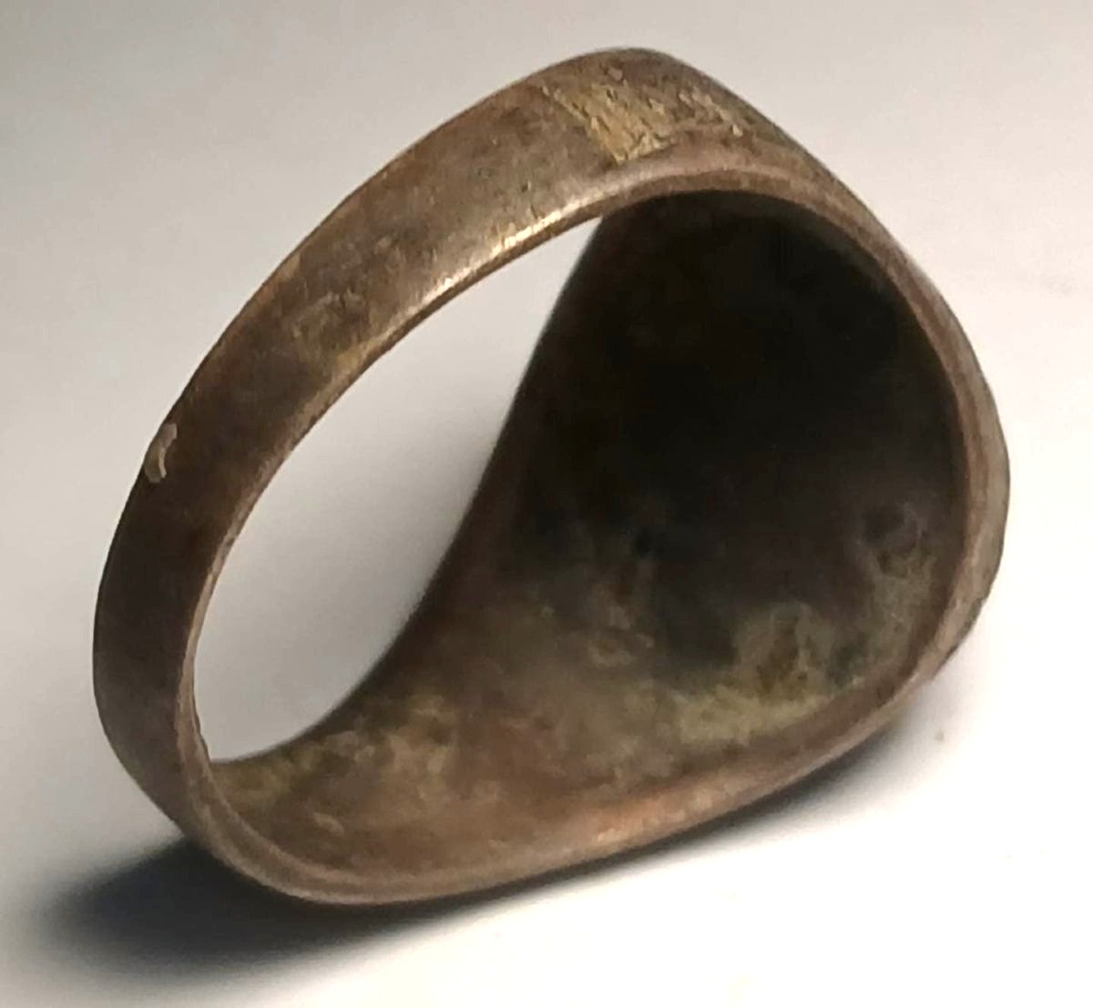 Anello Templare in argento con la croce incisa su corniola. Lo scafo inciso a motivi esoterici.-photo-1