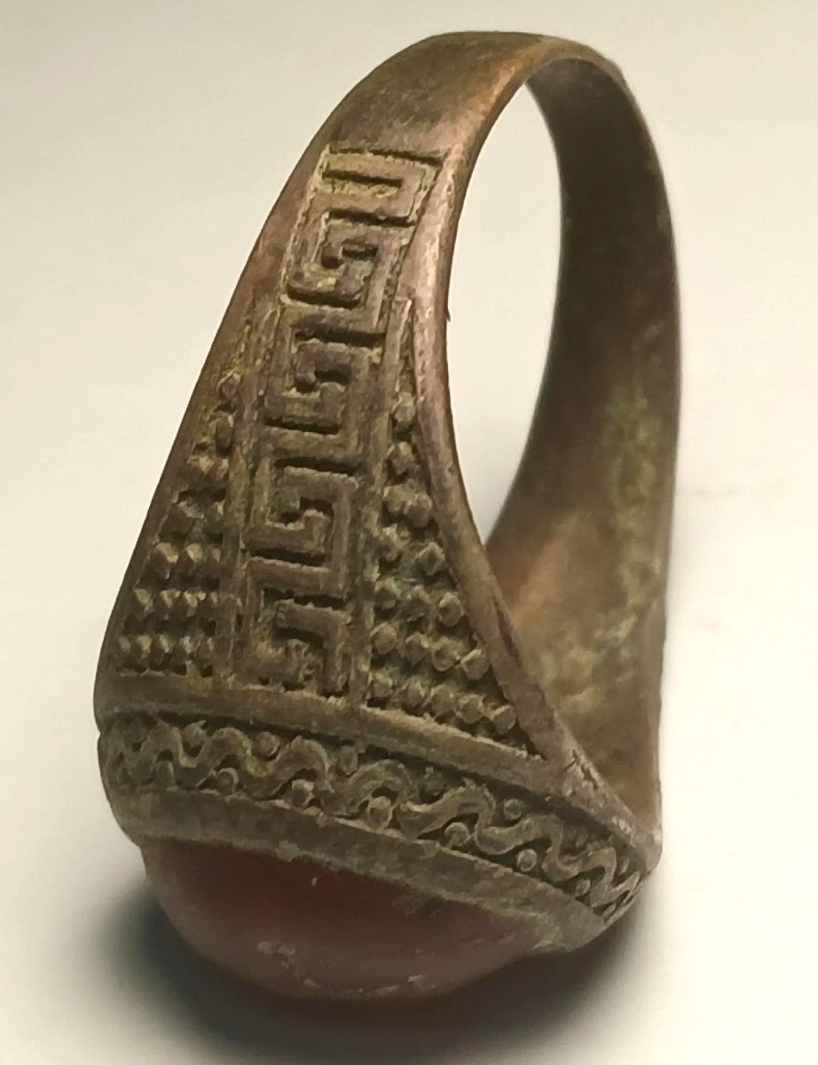 Anello Templare in argento con la croce incisa su corniola. Lo scafo inciso a motivi esoterici.-photo-2
