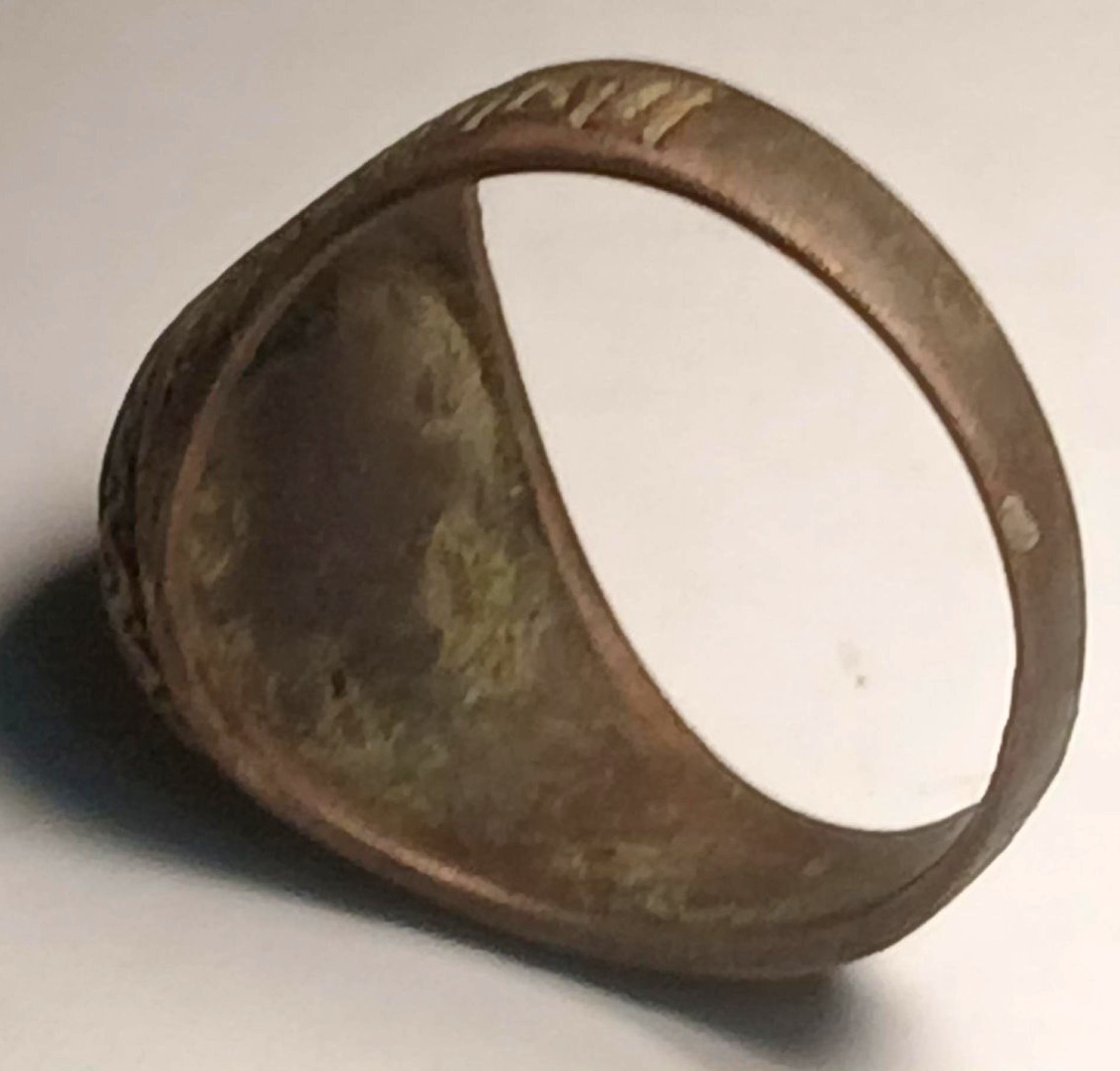 Anello Templare in argento con la croce incisa su corniola. Lo scafo inciso a motivi esoterici.-photo-3