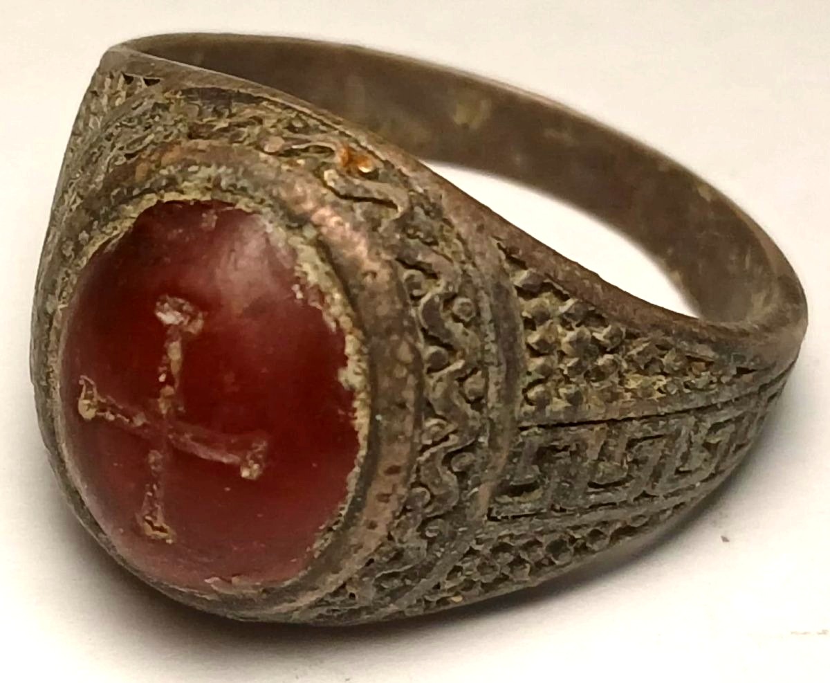Anello Templare in argento con la croce incisa su corniola. Lo scafo inciso a motivi esoterici.