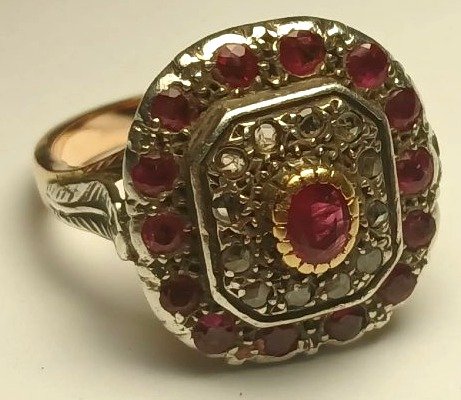 Anello  oro 12 e coppella con rubino centrale e contorno di rubini e rose di diamante. Sicilia-photo-3