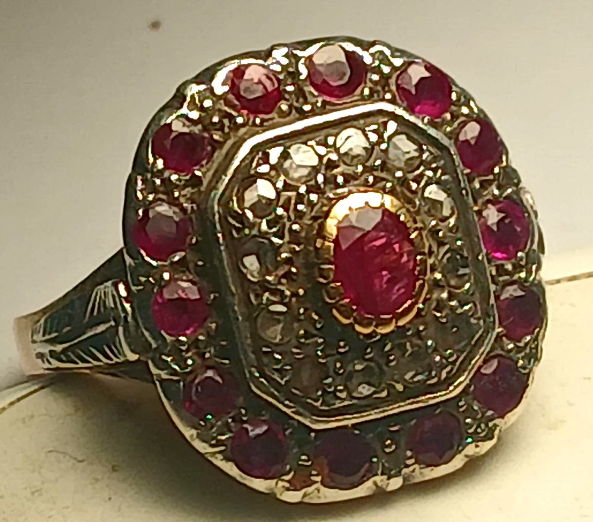 Anello in oro e coppella con rubino centrale e contorno di rubini e rose di diamante. Sicilia