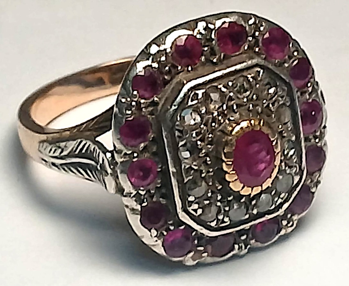 Anello  oro 12 e coppella con rubino centrale e contorno di rubini e rose di diamante. Sicilia