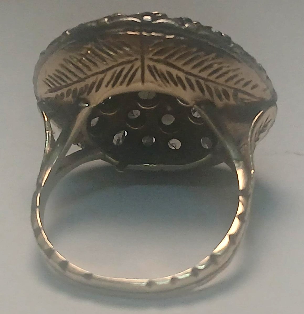 Anello siciliano a toppa con diamanti. Struttura in oro e centro in coppella. (gr.10,7)-photo-2