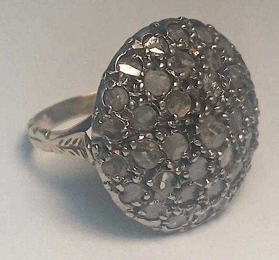 Anello siciliano a toppa con diamanti. Struttura in oro e centro in coppella. (gr.10,7)-photo-3
