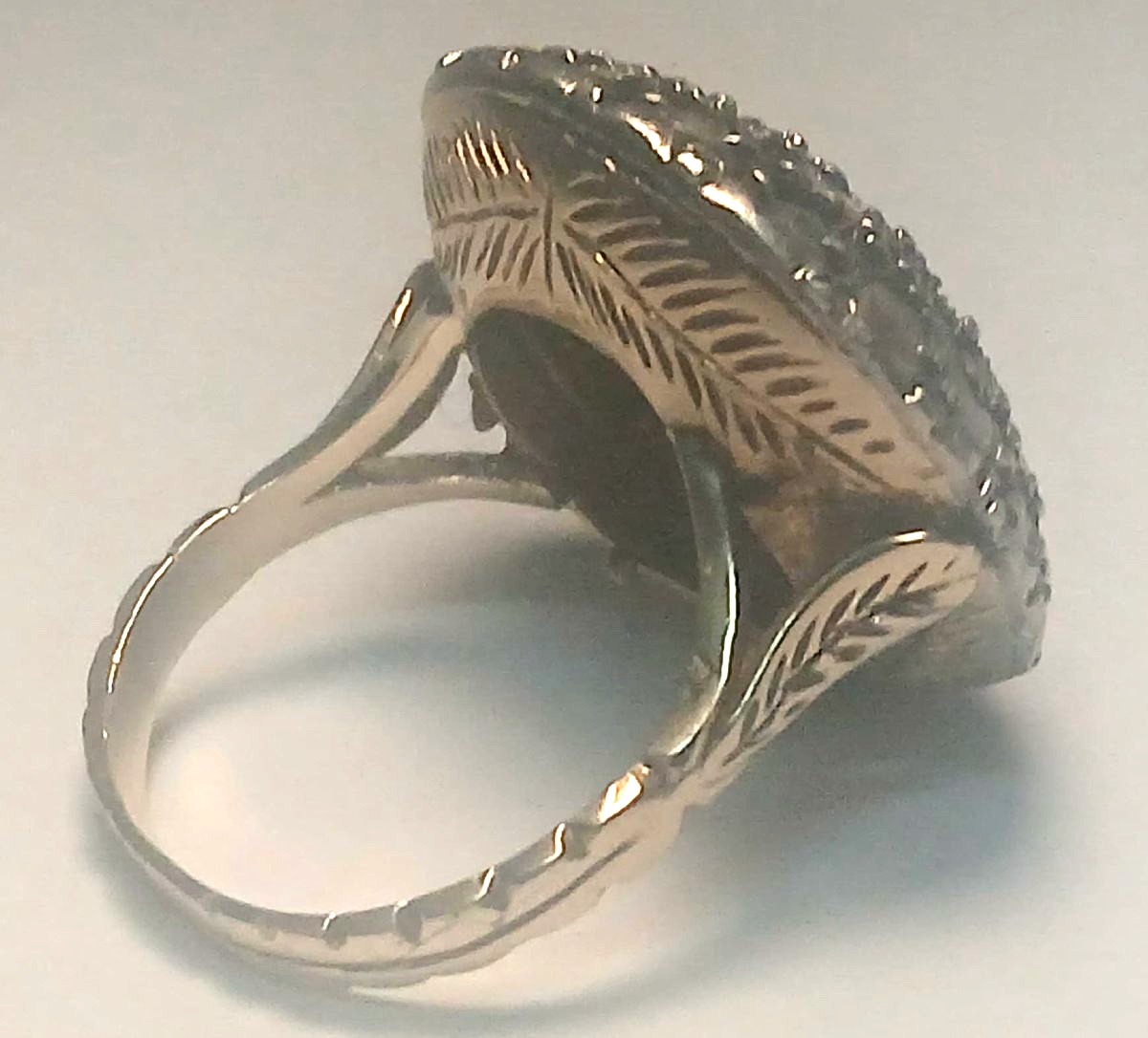 Anello siciliano a toppa con diamanti. Struttura in oro e centro in coppella. (gr.10,7)-photo-4