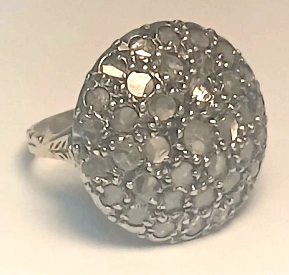 Anello siciliano a toppa con diamanti. Struttura in oro e centro in coppella. (gr.10,7)